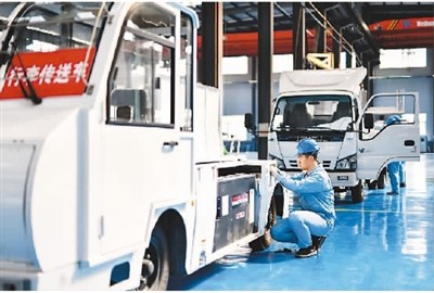 近年來，河北省唐山市古冶區(qū)打造以新能源汽車、精密電子、環(huán)保設(shè)備等為主導(dǎo)的高端裝備制造產(chǎn)業(yè)集群，助推經(jīng)濟(jì)高質(zhì)量發(fā)展。圖為3月27日，唐山德惠航空裝備有限公司工人在民航特種裝備生產(chǎn)線上工作。