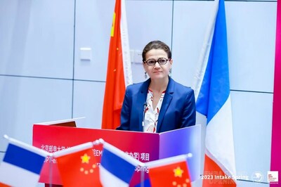 法國里昂商學(xué)院校長Isabelle HUAULT致辭