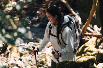 多項(xiàng)華人女性登山紀(jì)錄保持者羅靜身穿KADIN HOODY破曉藍(lán)