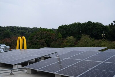 廣州云山天地餐廳配備太陽能光伏設備， 年發(fā)電量約5.5萬度，滿足餐廳全部照明用電需求，并通過儲能設備實現(xiàn)綠色能源全天候高效供能