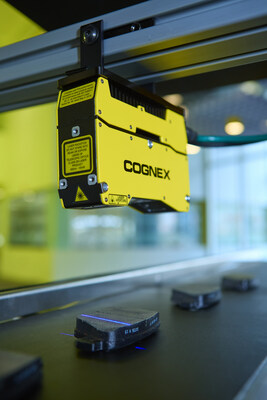 Cognex In-Sight L38 安裝在裝配線中，以 3D 方式檢測(cè)產(chǎn)品。