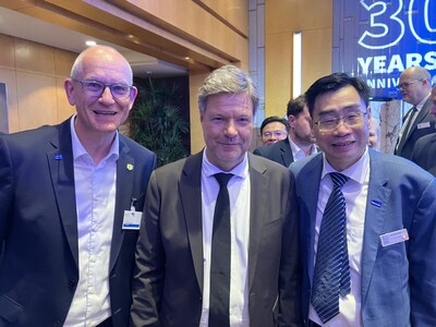 左：TüV NORD集團首席執(zhí)行官 Dirk Stenkamp博士；中：德國聯(lián)邦副總理兼經(jīng)濟和氣候保護部部長羅伯特?哈貝克(Dr. Robert Habeck)；右：TüV NORD亞太區(qū)總裁兼大中華區(qū)董事長任駿