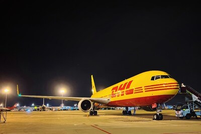 DHL B767貨機在深圳寶安國際機場等待貨物上載