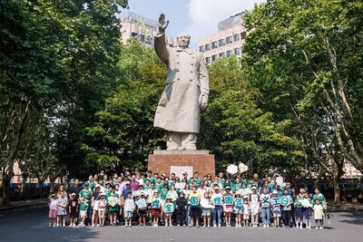 上海恒隆一心義工隊與青年大學(xué)生一起帶領(lǐng)基層家庭學(xué)童前往上海同濟(jì)大學(xué)進(jìn)行研學(xué)學(xué)習(xí)，激發(fā)他們對海洋探索科學(xué)的興趣